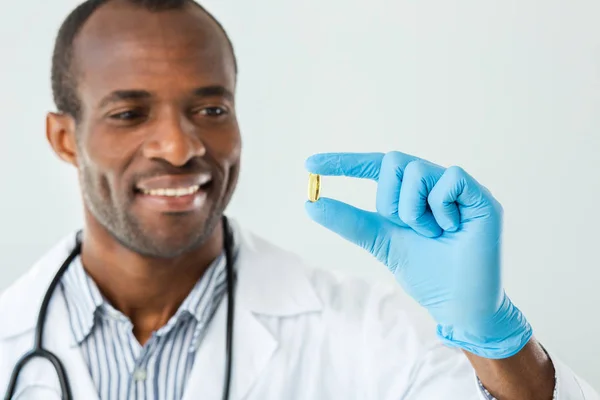 Maradj Egészségesen Vidám Mosolygó Orvos Egy Fogamzásgátló Tabletta Ellen Fehér — Stock Fotó