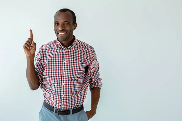 気をつけろ白い背景に立ち向かいながら推薦をする陽気なアフロアメリカ人男性 — ストック写真
