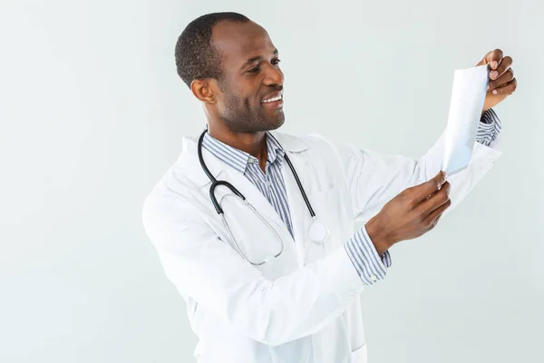 Optimista Gondolatok Vidám Szakember Orvos Egy Röntgenvizsgálat Miközben Kifejező Öröm — Stock Fotó