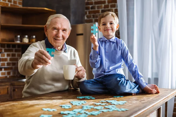 Buen Momento Hombre Anciano Alegre Pequeño Nieto Lindo Ensamblando Rompecabezas — Foto de Stock