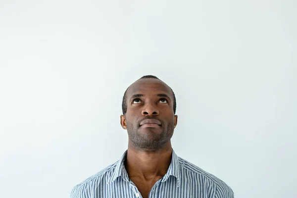 Tam Portrét Hezkého Dospělého Afroamerického Muže Který Drží Svůj Pohled — Stock fotografie
