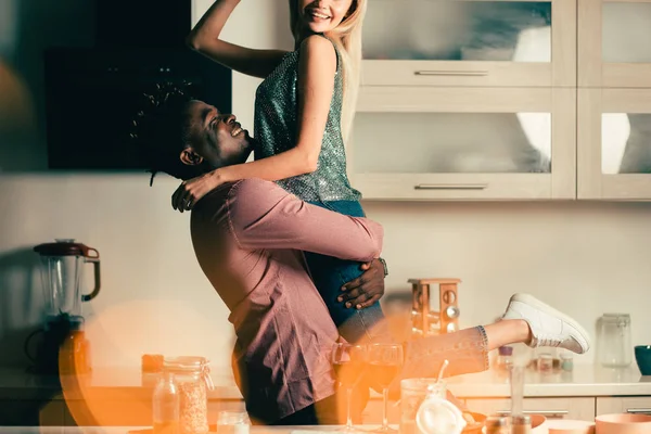 그녀의 사랑하는 남자의 팔에있는 아가씨 — 스톡 사진
