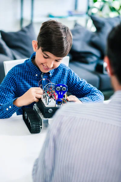 Optimistán Zseniális Fiú Dolgozik Robotkészülék Miközben Élvezi Hobbija — Stock Fotó