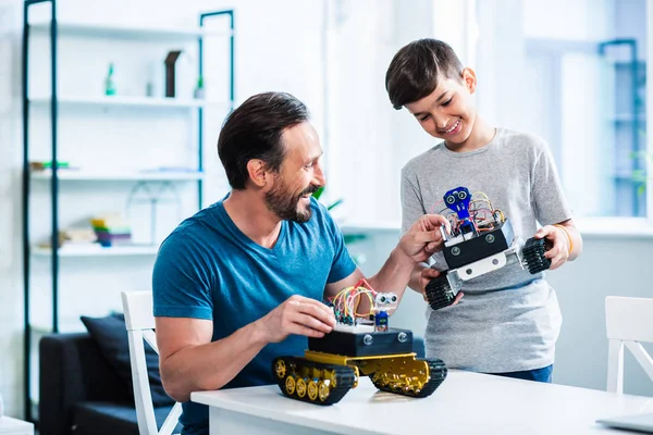 Örömteli Felnőtt Férfi Tesztelés Robotkaros Eszköz Miközben Élvezi Hobbija Fia — Stock Fotó