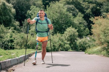 Temiz havanın tadını çıkarırken Nordic yürüyüş excercising motive hevesli adam