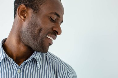 Olumlu duygular. Beyaz arka plan üzerinde izole onun bakışaşağı tutmak neşeli afro Amerikan adam Portresi