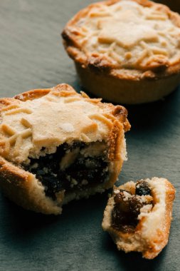 Kırık parça ve arka planda ikinci pasta ile ev yapımı kıyma pasta yakın