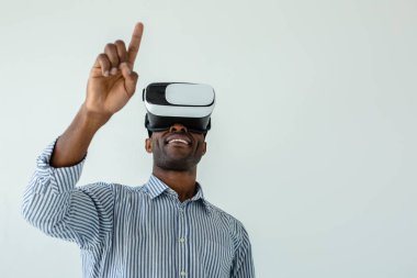 Dokun. Neşeli gülümseyen Afro amerikalı adam Vr gözlük test ederken sevinç ifade