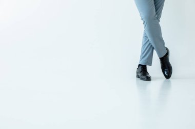 Kendine güven. Kendine güvenen biusinessman bacaklarını geçerken düşük açı