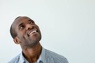 Çok mutluyum. Neşeli yakışıklı afro amerikan adam beyaz arka plan karşı gülümseyen