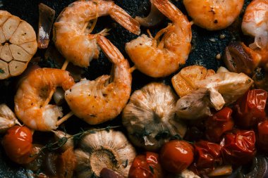 Sarımsak karanfil ve domates ile kızarmış gevrek kabuk ile lezzetli karides üst görünümü