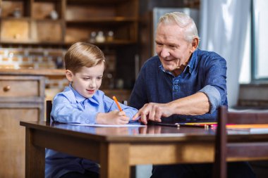 Neşeli yaşlı adam torunu ile çizim