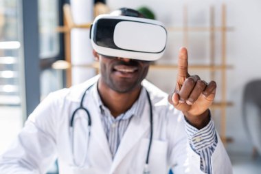 Sadece bekle. Yakışıklı uluslararası erkek kamera da poz verirken yüzünde gülümseme tutmak