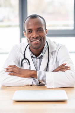 Pozitifliği ifade ediyor. Yakışıklı uygulayıcı sıcalık kameraya bakarken yüzünde gülümseme tutmak