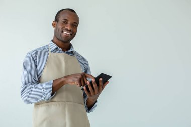Küçük işletmeler. Pozitve yakışıklı afro amerikan garson beyaz arka plan karşı bir sipariş alan
