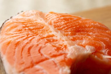 Başka bir gıda olmadan masaya yerleştirilen çiğ kırmızı balık dilimi yakın