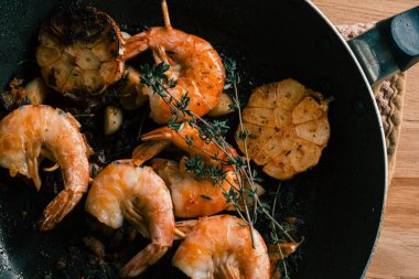 Tavada kekik ve sarımsak ile kavrulmuş lezzetli kaplan karides üst görünümü