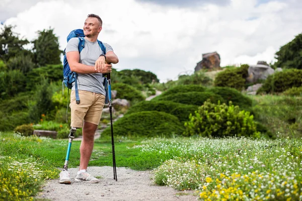 Positieve Jonge Man Met Prothese Staand Buiten Terwijl Geniet Van — Stockfoto