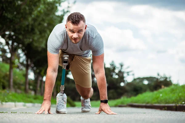 Vastberaden Gehandicapte Man Voelt Zich Zelfverzekerd Terwijl Hij Baan Staat — Stockfoto