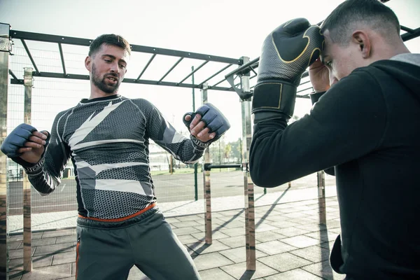 Geconcentreerde Uitgeputte Mma Boxer Die Handen Uit Hand Legt Ernstig — Stockfoto