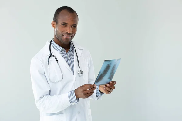 Professiaonl Hozzáállás Tapasztalt Afro Amerikai Orvos Gazdaság Röntgen Vizsgálat Közben — Stock Fotó