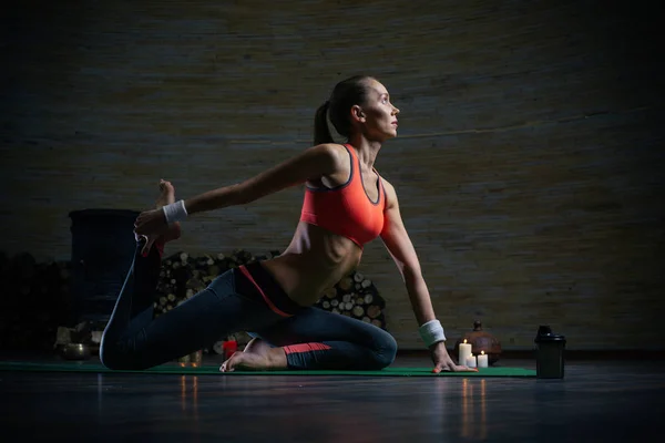 Joven Hermosa Mujer Ropa Deportiva Practicando Yoga Esterilla Yoga Con — Foto de Stock
