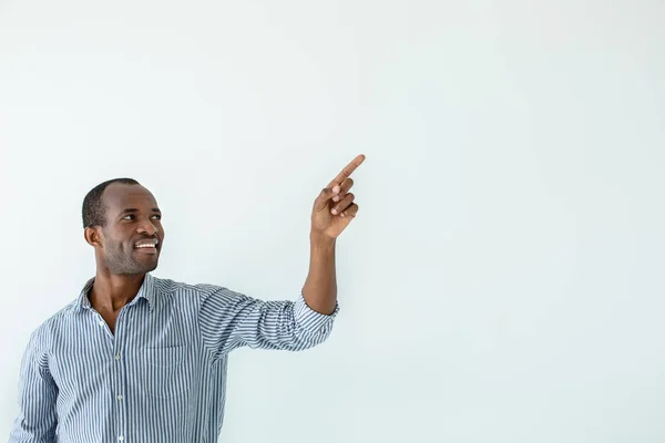 Nuove Abilità Allegro Sorridente Afro Americano Uomo Indicando Parte Mentre — Foto Stock