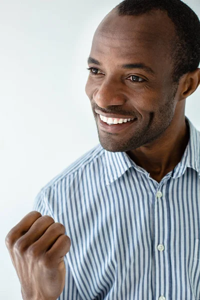 良い精神で楽観的なアフロアメリク男は 白い背景に対して幸運を感じる — ストック写真