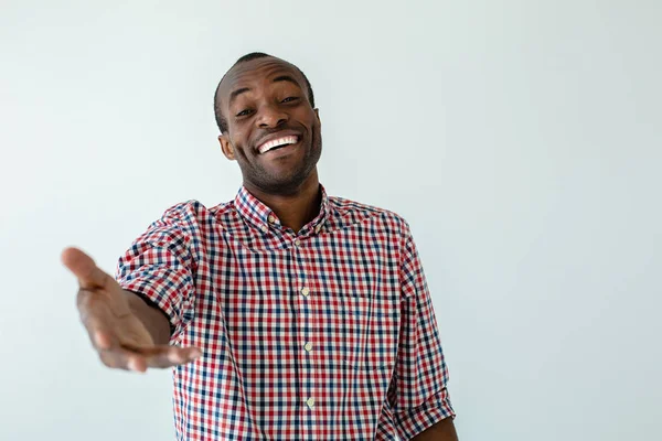 お会いできて嬉しいわ陽気な笑顔アフロアメリカ人男性は 前方に手を握りながら微笑んでいる — ストック写真