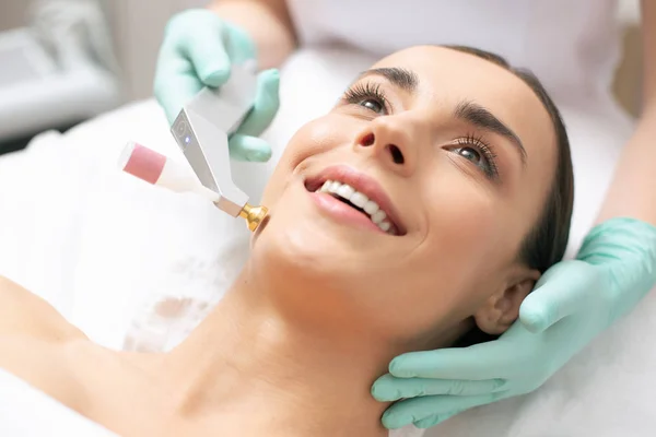 Jovem Mulher Positiva Desfrutando Agradável Procedimento Elevação Oxigênio Fresco Sorrindo — Fotografia de Stock