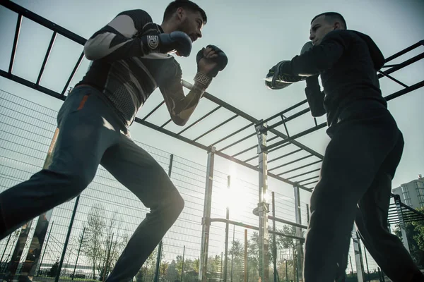 Zelfverzekerd Professioneel Mma Kampioen Staande Met Zijn Trainer Het Beoefenen — Stockfoto