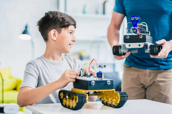 Smart Fiatal Fiú Asztalnál Dolgozik Robot — Stock Fotó