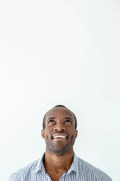 Счастлива Радостный Красивый Взрослый Мужчина Смотрит Вверх Улыбаясь Белом Фоне — стоковое фото