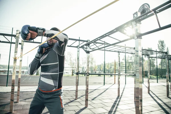 Zelfverzekerde Mma Boxer Training Buitenshuis Bokshandschoenen Dragen Terwijl Één Hand — Stockfoto