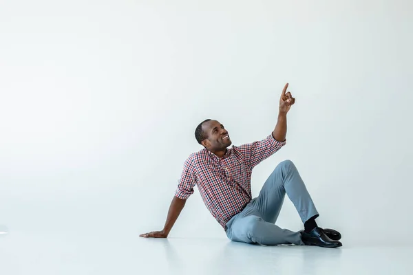 Esta Vez Hombre Afro Americano Positivo Mirando Hacia Arriba Mientras — Foto de Stock