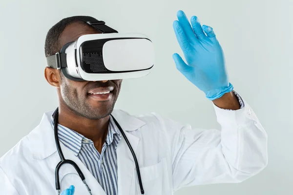Intelligente Technologien Nahaufnahme Eines Lächelnden Afroamerikanischen Arztes Mit Einer Brille — Stockfoto