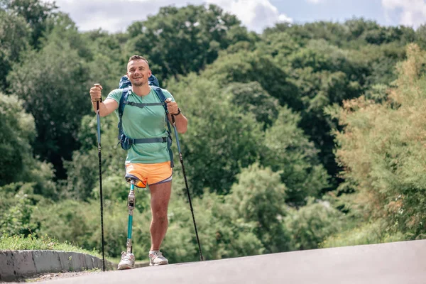 Homem Sorridente Ativo Com Prótese Sentindo Feliz Tentar Caminhar Nórdico — Fotografia de Stock