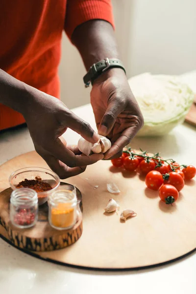 Close Image Cutting Board Hands Man Holding Cloves Garlic — Stock Photo, Image