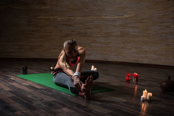 Calma Mujer Deportiva Pelo Largo Sentada Esterilla Yoga Habitación Oscura — Foto de Stock