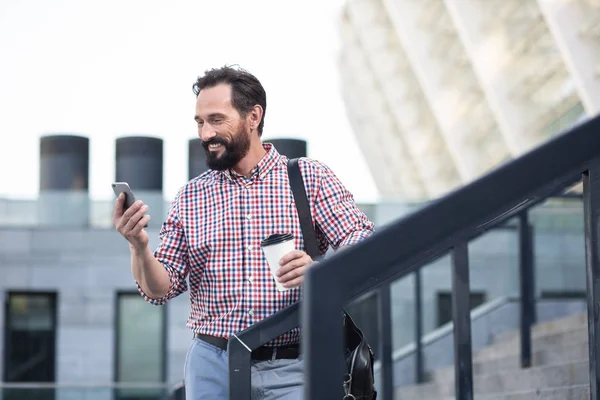 Street Lifestyle Vrolijke Knappe Bebaarde Man Die Zijn Telefoon Gebruikt — Stockfoto