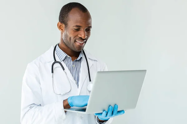 Munka Élvezettel Vidám Afro Amerikai Orvos Segítségével Laptop Miközben Részt — Stock Fotó