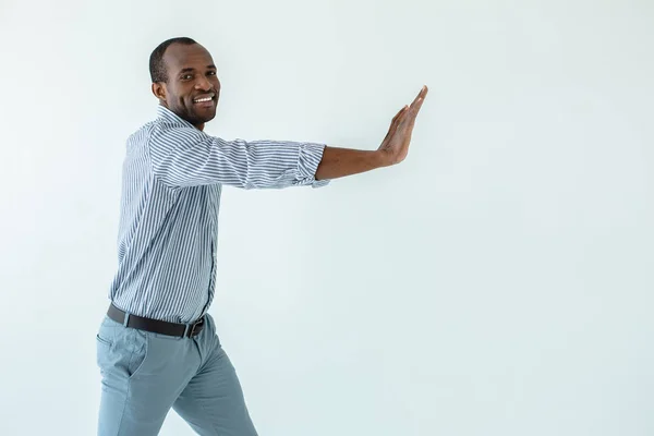 Lavora Con Gioia Allegro Sorridente Afro Americano Uomo Che Muove — Foto Stock