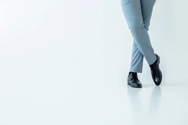 正式的外观 低角度的时尚男子交叉他的脚在白色背景 — 图库照片