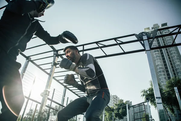 Professionele Mma Boxer Kijkt Aandachtig Naar Trainer Terwijl Het Beoefenen — Stockfoto