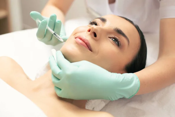 Jovem Alegre Sorrindo Enquanto Cosmetologista Profissional Fazendo Injeção Sua Pele — Fotografia de Stock