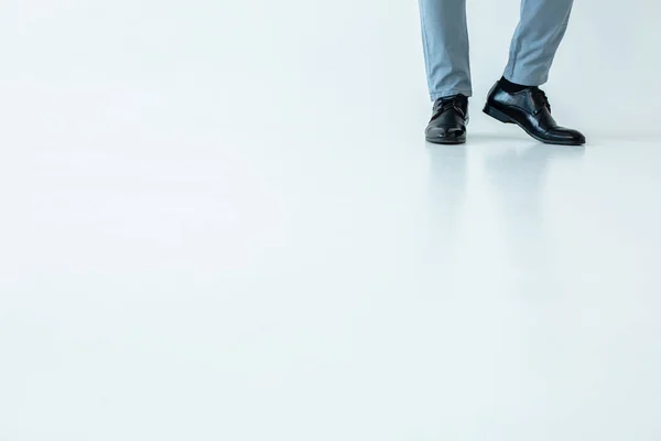 Klasszikus Öltöny Közelről Businessmans Lábak Stílusos Cipők — Stock Fotó