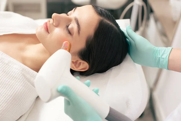 Jonge Vrouw Liggend Met Gesloten Ogen Terwijl Hand Van Professionele — Stockfoto