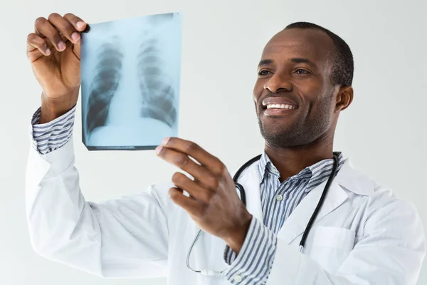 Chirurgien Professionnel Médecin Afro Américain Positif Analysant Radiographie Sur Fond — Photo