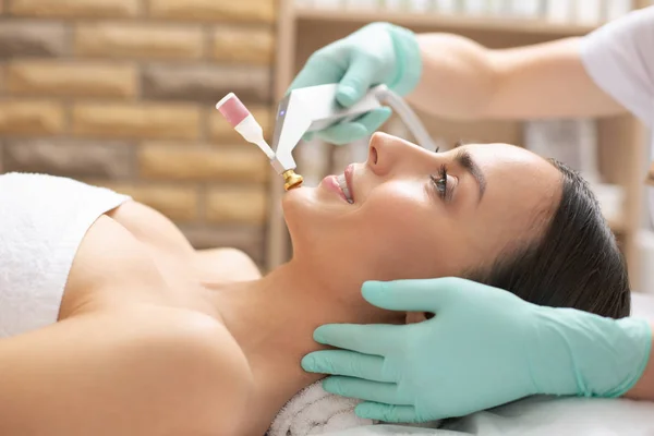 Vista Laterale Della Donna Sorridente Che Stringe Pelle Del Viso — Foto Stock