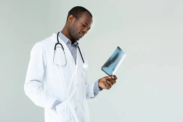 Aufmerksame Blicke Erfahrener Arzt Vor Weißem Hintergrund Beim Röntgen Scan — Stockfoto